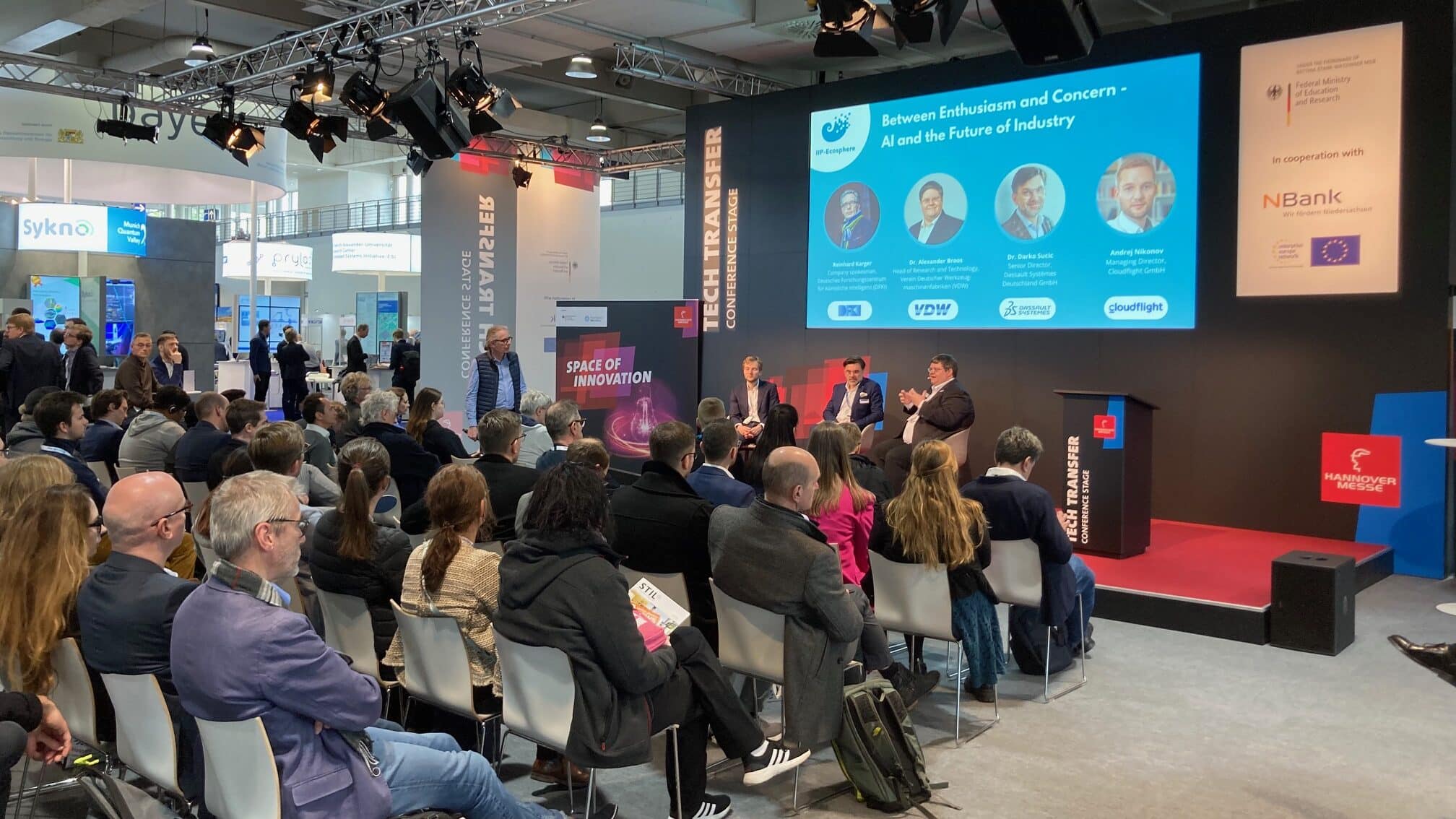 Event "The hot Seat" at Hannover Messe 2023 - people sitting in front of stage